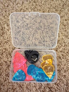 Higher-End Clear Case of Colorful Guitar Picks with Pick Holder